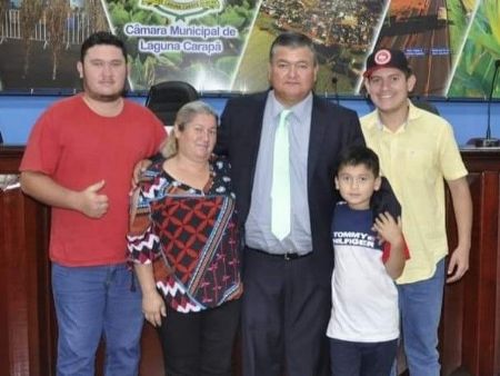 Maninho Vega com sua esposa Ramona e filhos Marlon, Mikael e Miguel.