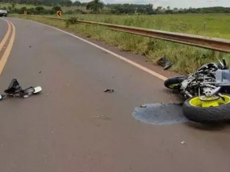 Motociclista perde controle da direção e morre ao bater em guard-rail 29 fevereMotocicleta e peças caídas na rodovia MS-156 após acidente - Crédito: (Divulgação | CBMMS)