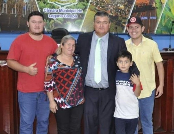 Maninho Vega com sua esposa Ramona e filhos Marlon, Mikael e Miguel.